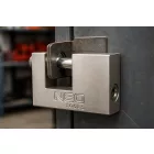 NEO TOOLS 85-062 Lakat 70mm oldalcsapos, rézöntvény-acél, időjárásálló, 3 kulccsal, NEO TOOLS