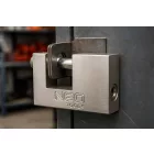 NEO TOOLS 85-063 Lakat 90mm oldalcsapos, rézöntvény-acél, időjárásálló, 3 kulccsal, NEO TOOLS
