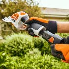 Stihl-Hsa-26-Akkus-Sovenyvago-As-2-Tipusu-Akkumulatorral-Es-Al-1-Tipusu-Toltovel-Szettben-Ha030113516